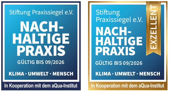 Ansicht der beiden Qualitätssiegel Nachhaltige Praxis